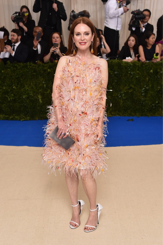 Julianne Moore w kreacji Calvin Klein na Met Gala 2017