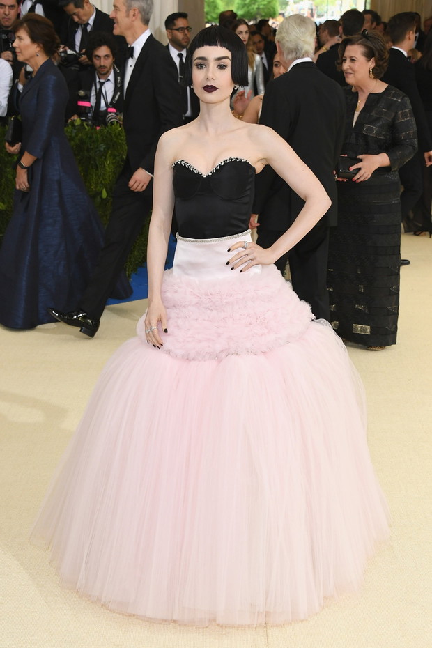 Lily Collins w kreacji Giambattista Valli na Met Gala 2017