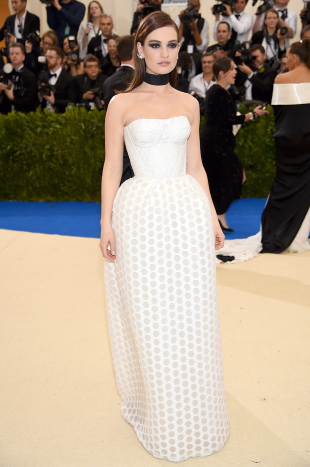 Lily James w kreacji Burberry na Met Gala 2017