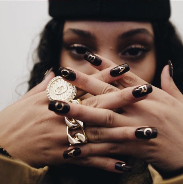 Logo na paznokciach - nowy trend w manicure