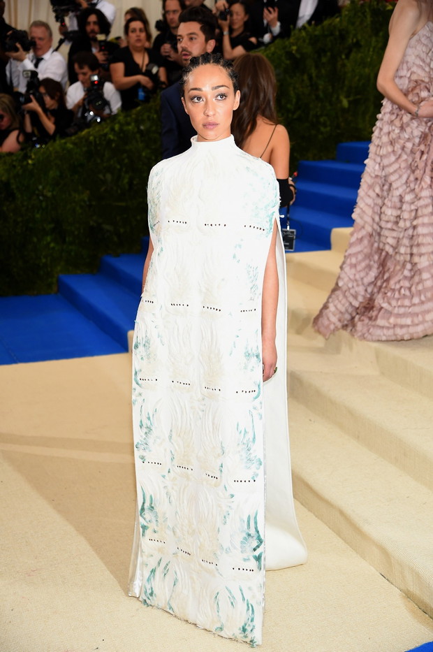 Ruth Negga w kreacji Valentino na Met Gala 2017