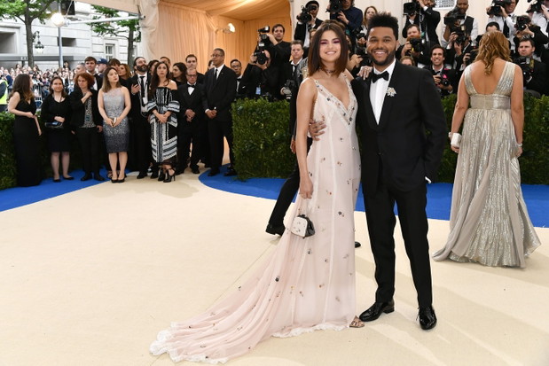 The Weeknd i Selena Gomez w kreacji Coach na Met Gala 2017