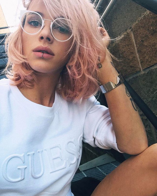 W stylizacjach Maffashion często można zauważyć ubrania i dodatki z metką Guess