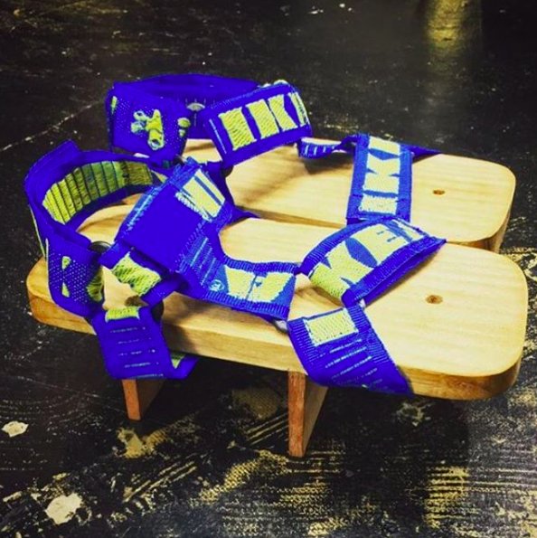 Wiązania do sandałów wykonane z torby IKEA
