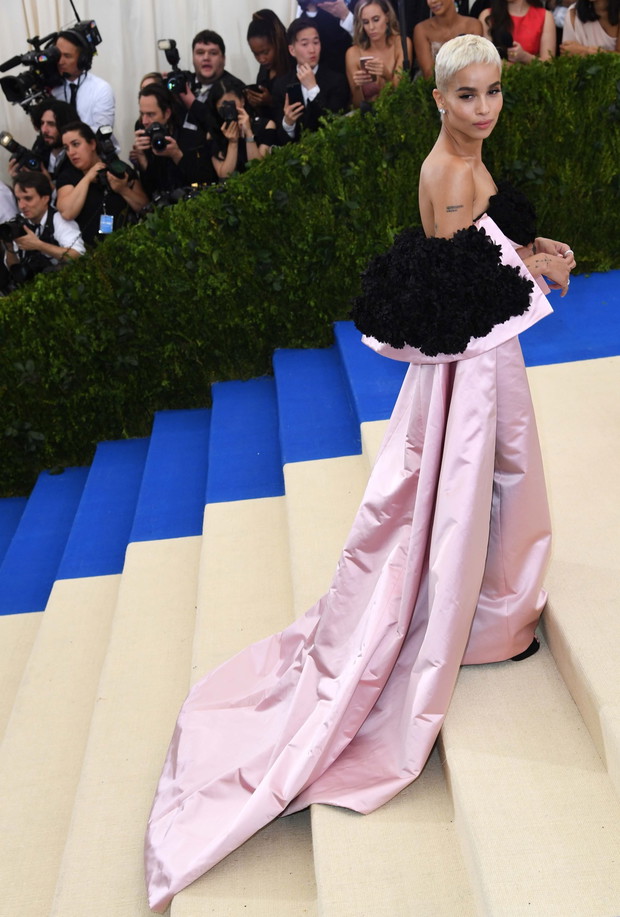 Zoë Kravitz w kreacji Oscar de la Renta na Met Gala 2017
