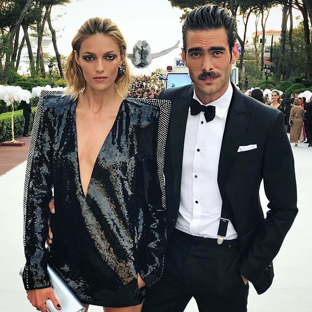 Cannes 2017: Anja Rubik i Jon Kortajarena na 22. gali „amfAR Cinema Against AIDS" w sukni Saint Laurent