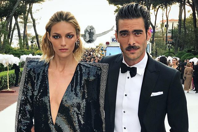 Cannes 2017: Anja Rubik i Jon Kortajarena na 22. gali „amfAR Cinema Against AIDS" w sukni Saint Laurent