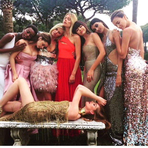 Lara Stone z przyjaciółkami na amfAR Gala Cannes 2017