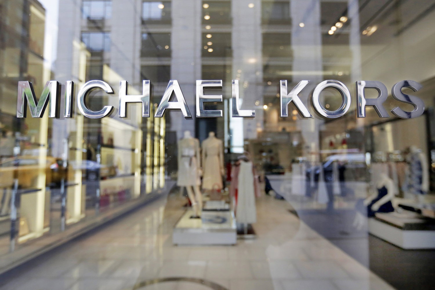 Michael Kors zamyka sklepy! Sprzedaż mocno w dół