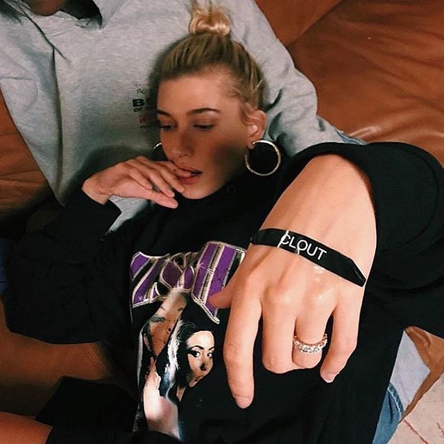 Hailey Baldwin w bluzie MISBHV