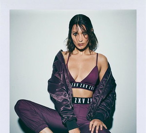 Bella Hadid w kampanii kolekcji Zayn x Versus