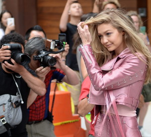 Gigi Hadid w kurtce i spodniach marki KREIST