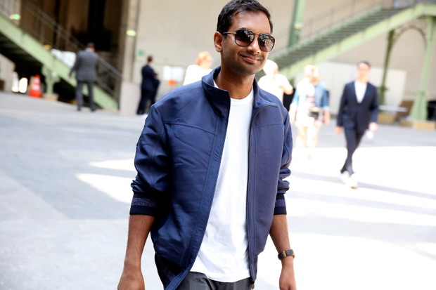 Aziz Ansari na pokazie Chanel haute couture jesień-zima 2017/2018