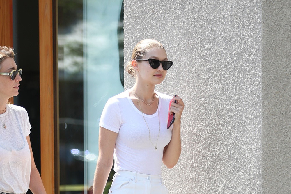 Gigi Hadid w spodniach polskiej marki KREIST.