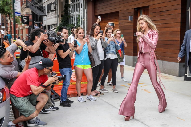Gigi Hadid w kurtce i spodniach marki KREIST (Krzysztofa Stróżyny)