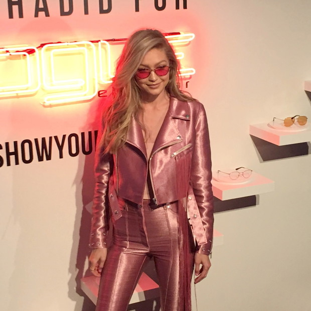 Gigi Hadid w kurtce i spodniach marki KREIST (Krzysztofa Stróżyny)