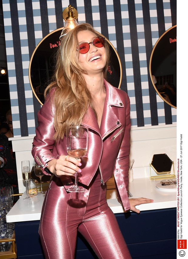 Gigi Hadid w kurtce i spodniach marki KREIST (Krzysztofa Stróżyny)