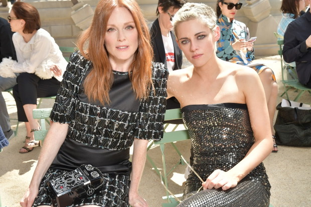 Julianne Moore i Kristen Stewart na pokazie Chanel haute couture jesień-zima 2017/2018