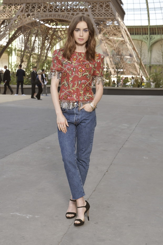Lily Collins na pokazie Chanel haute couture jesień-zima 2017/2018