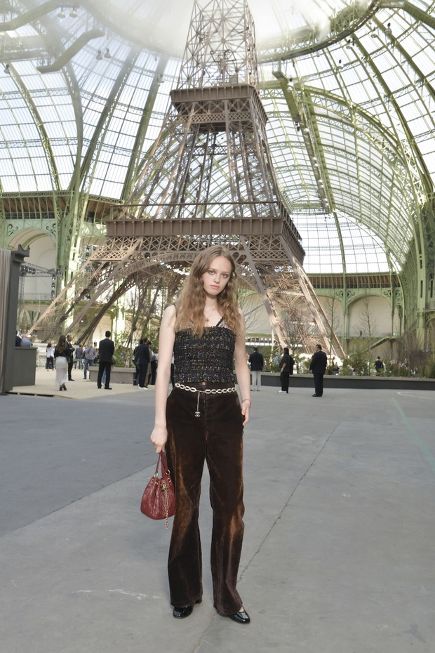 Lily Taieb na pokazie Chanel haute couture jesień-zima 2017/2018