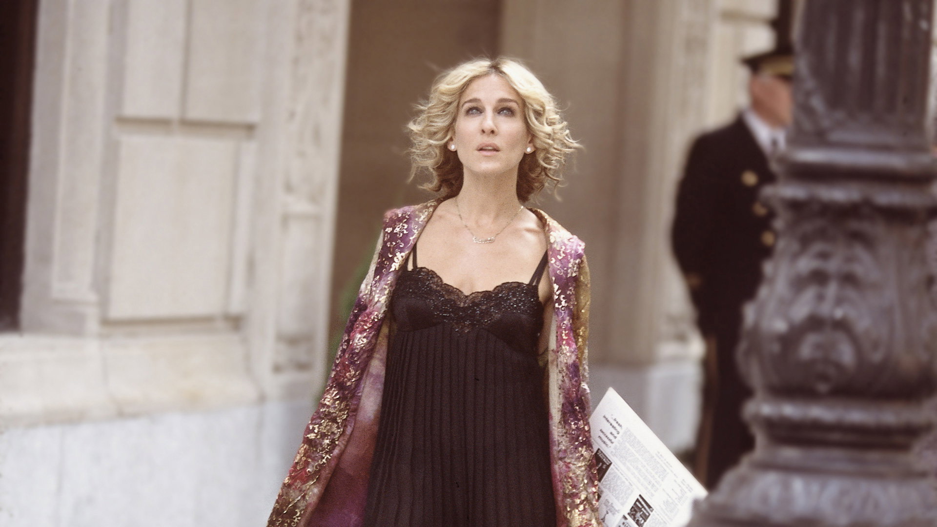 Miała setki butów, torebek, dodatków i ubrań - aż 95% z nich na pamiątkę zostawiła sobie Sarah Jessica Parker! Najcenniejszy dla niej jest jednak łańcuszek z napisem Carrie.