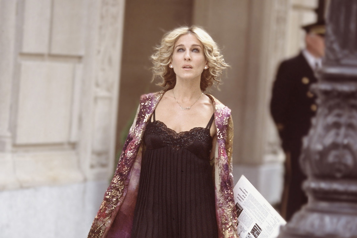 Miała setki butów, torebek, dodatków i ubrań - aż 95% z nich na pamiątkę zostawiła sobie Sarah Jessica Parker! Najcenniejszy dla niej jest jednak łańcuszek z napisem Carrie.