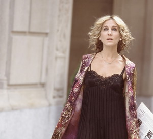 Miała setki butów, torebek, dodatków i ubrań - aż 95% z nich na pamiątkę zostawiła sobie Sarah Jessica Parker! Najcenniejszy dla niej jest jednak łańcuszek z napisem Carrie.
