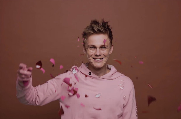 Caspar Lee w teledysku Charli XCX „Boys