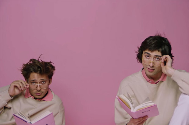 Flume i A.G. Cook w teledysku Charli XCX „Boys