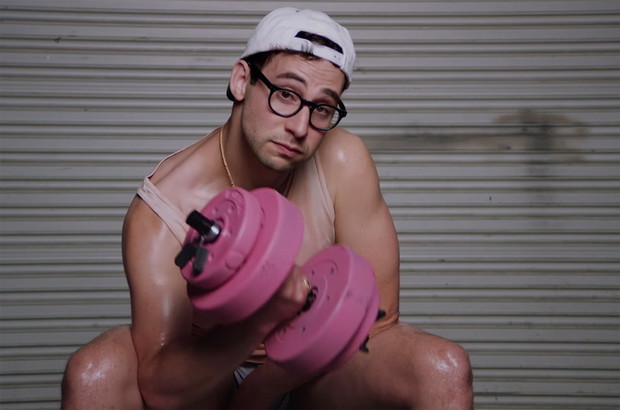 Jack Antonoff w teledysku Charli XCX „Boys
