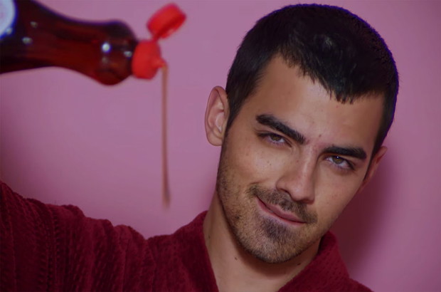 Joe Jonas w teledysku Charli XCX „Boys