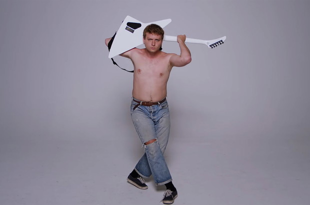 Mac DeMarco w teledysku Charli XCX „Boys