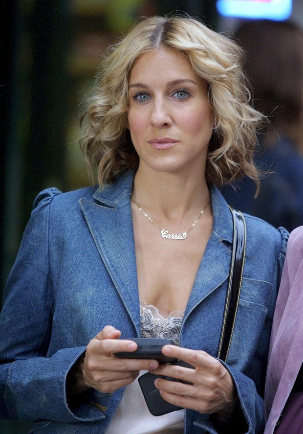 Najcenniejsza pamiątka Sarah Jessiki Parker po Carrie Bradshaw to złoty łańcuszek z imieniem serialowej bohaterki!