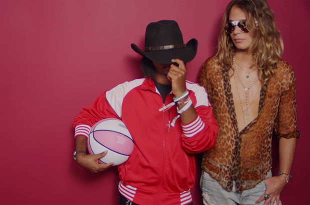 Prince i Jacob w teledysku Charli XCX „Boys