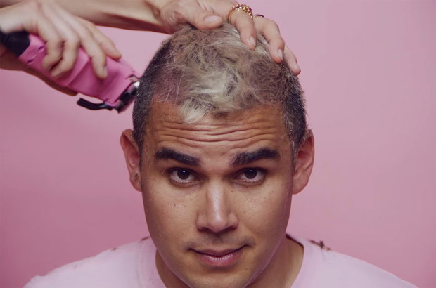 Rostam Batmanglij w teledysku Charli XCX „Boys