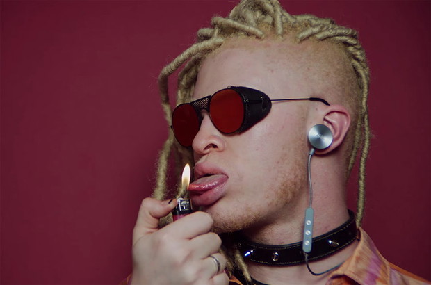 Shaun Ross w teledysku Charli XCX „Boys