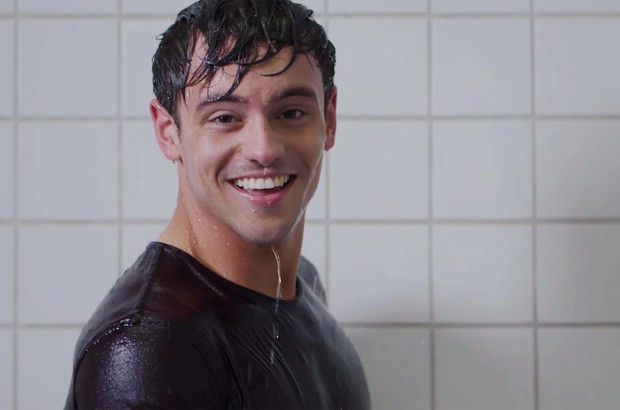 Tom Daley w teledysku Charli XCX „Boys