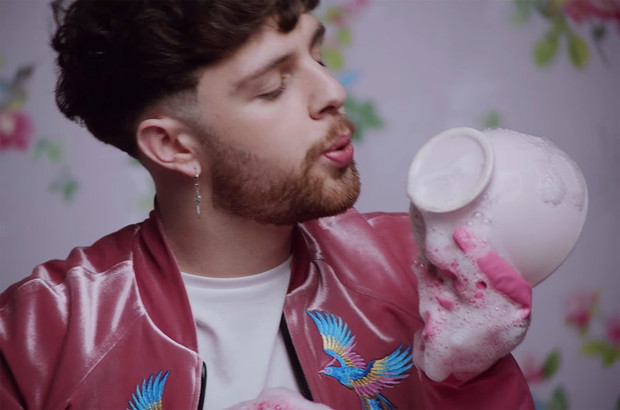 Tom Grennan w teledysku Charli XCX „Boys