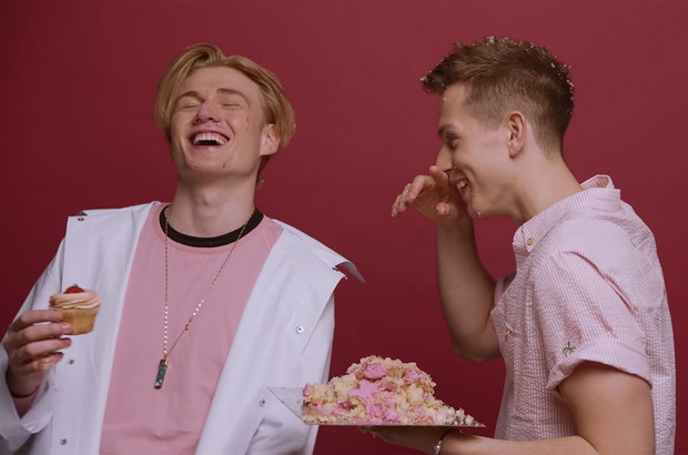 Tristan Evans i James McVey w teledysku Charli XCX „Boys