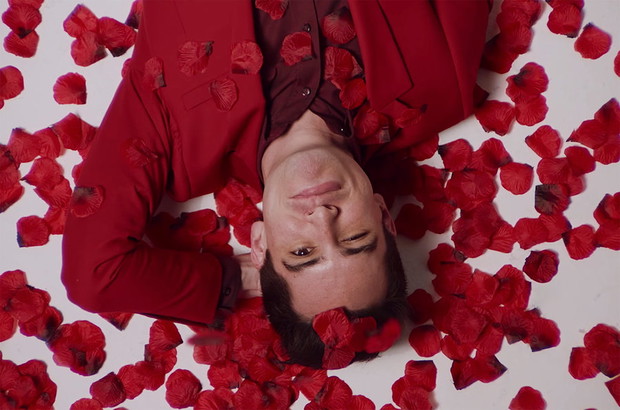 Brendon Urie w teledysku Charli XCX „Boys