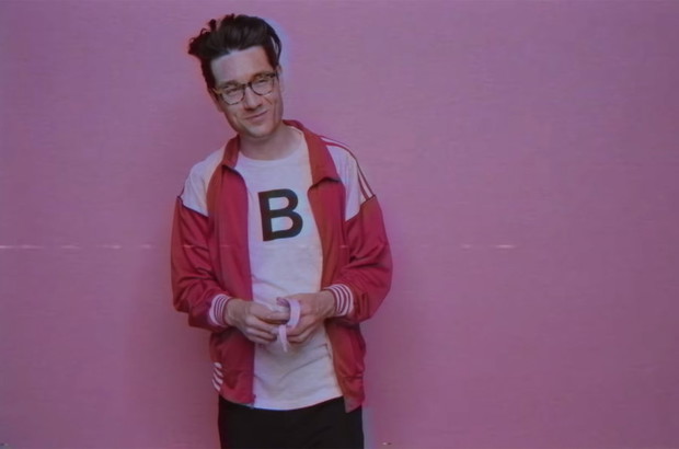 Dan Smith z zespołu Bastille w teledysku Charli XCX „Boys