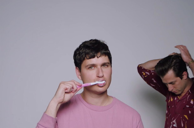 Ezra Koenig w teledysku Charli XCX „Boys