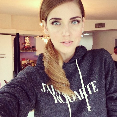 Chiara Ferragni w bluzie z kapturem Rodarte