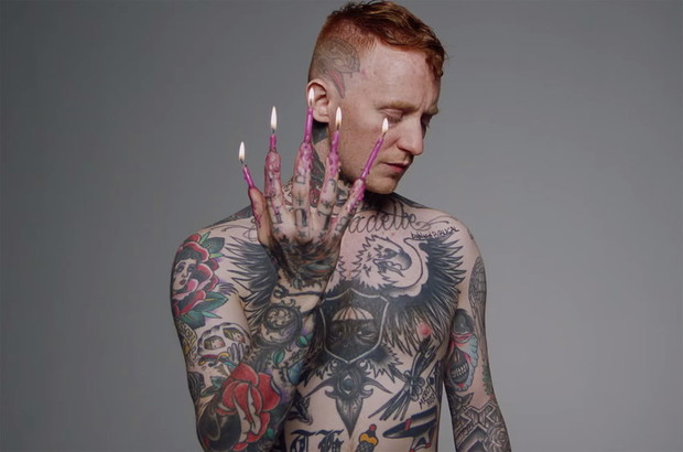 Frank Carter w teledysku Charli XCX „Boys