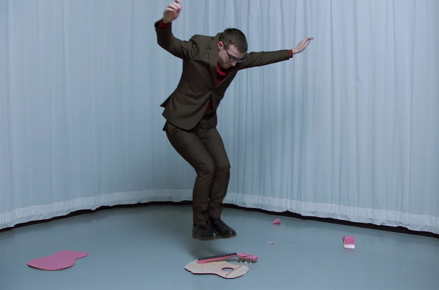 Fred MacPherson w teledysku Charli XCX „Boys