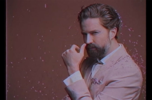 Jack Guinness w teledysku Charli XCX „Boys