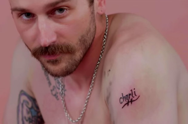 John Gourley z zespołu of Portugal. The Man w teledysku Charli XCX „Boys