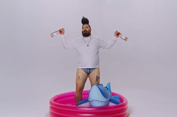 Josh Ostrovsky aka The Fat Jew w teledysku Charli XCX „Boys