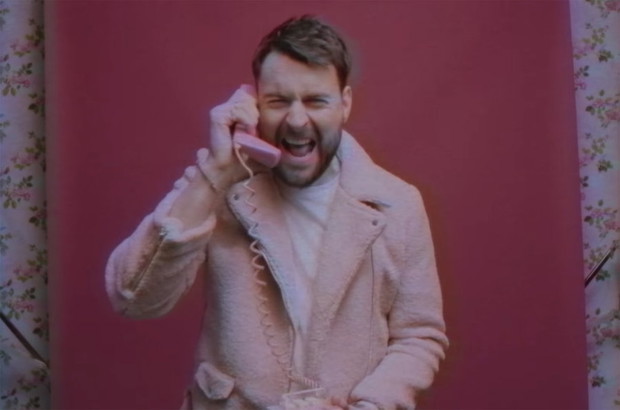 Liam Fray w teledysku Charli XCX „Boys