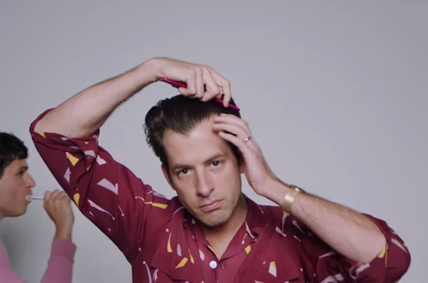 Mark Ronson w teledysku Charli XCX „Boys